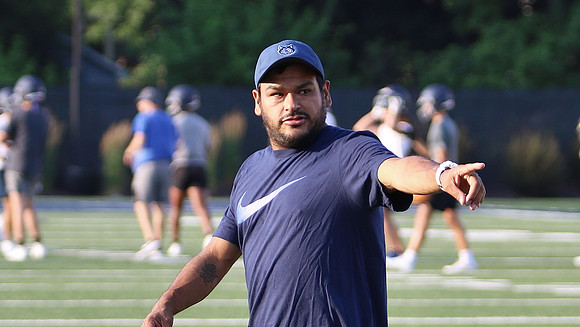 Coach CAL Carlos Loano (4)