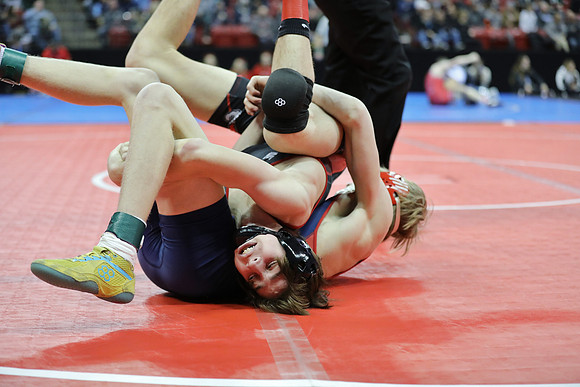 Sun Prairie 138 lbs. Dylan Muehlenberg Match #1 State Tournament 2023 (19)