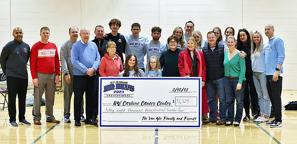 Carbone Cancer Big Bill Invitational Group Photo (2)