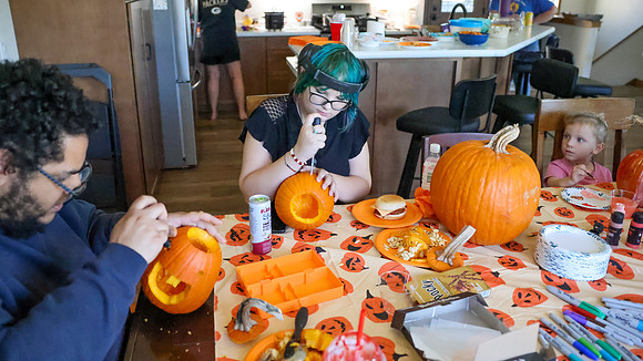 10-11-26 PUMPKI CARVING & Coloring (31)