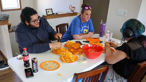 10-11-26 PUMPKI CARVING & Coloring (60)