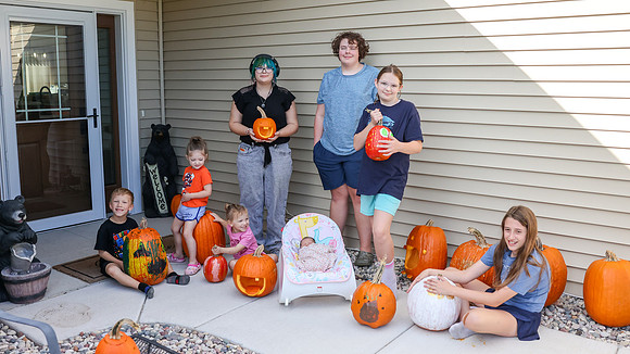 10-11-26 PUMPKI CARVING & Coloring (70)